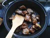 色香味俱全的排骨炖豆角做法图解4)