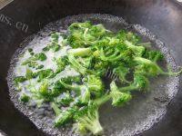 家常菜蒜炒西兰花做法图解2)