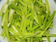 家常菜芹菜炒鸡杂做法图解2)