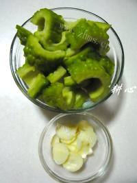 自制虾酱排骨焖凉瓜做法图解3)