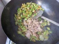 家常菜芹菜肉片做法图解7)