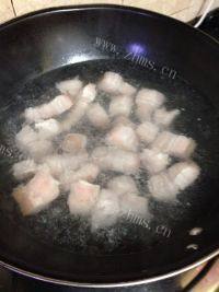 美美厨房之梅干菜烧肉做法图解5)