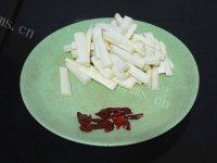 垂涎欲滴的茭白炒肉片做法图解2)