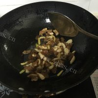 家常菜包菜炒肉丝做法图解4)