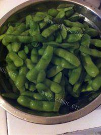 下酒菜水煮毛豆做法图解1)