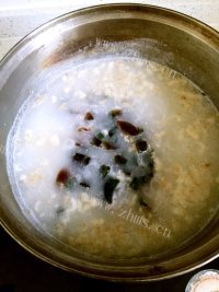 色香味俱全的皮蛋瘦肉粥做法图解7)
