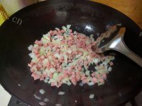 美味的洋葱火腿咸马芬做法图解4)