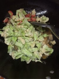 美味的菜花炒肉做法图解5)