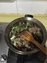好吃的牛筋香菇煲做法图解3)