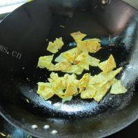 家常菜芹菜炒蛋做法图解5)