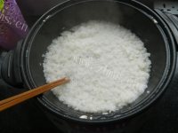 鲜香美味豆苗鱿鱼煲仔饭做法图解5)