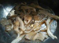 家常菜肉炒平菇做法图解2)
