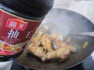 家常菜翅根炖土豆做法图解9)
