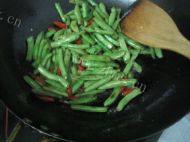 美味的四季豆炒肉做法图解6)
