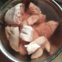 可口的五香酱猪蹄做法图解1)