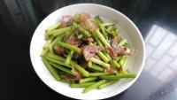家常菜咸肉炒蒜苗