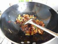 色味俱佳的蒜苗炒五花肉做法图解16)