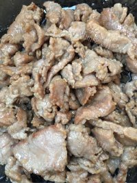色泽鲜亮的芹菜炒牛肉做法图解4)