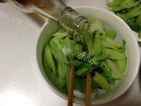 诱人的凉拌西芹做法图解3)