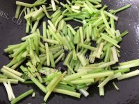 色泽鲜亮的芹菜炒牛肉做法图解3)