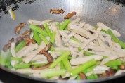 芹菜豆干做法图解4)