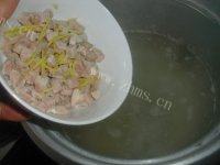 味道不错的皮蛋瘦肉粥做法图解6)