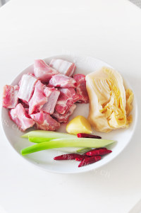 美味的酸菜炖排骨做法图解1)