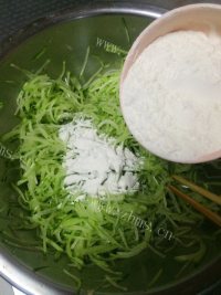 美味的炸萝卜丸子做法图解7)