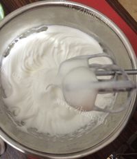 自制草莓圣诞老人蛋糕做法图解2)