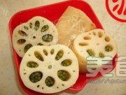 莲藕章鱼煲排骨做法图解2)