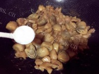 家常鸡腿肉炒草菇做法图解10)