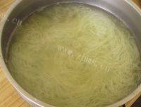 甘脆的菠菜拌粉丝做法图解3)