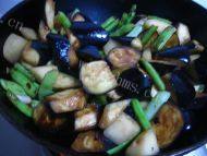 美味的茄子炖土豆做法图解6)