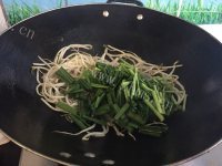 美味营养的豆芽炒韭菜做法图解7)