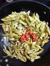 好吃的韭菜炒猫豆做法图解8)