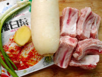 美味的泡菜萝卜炖排骨做法图解1)