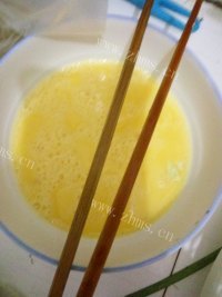 色泽鲜亮的韭菜炒蛋做法图解3)