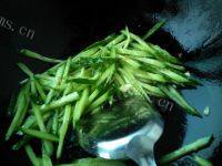 家常菜黄瓜炒金针菇做法图解6)