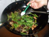家常菜芹菜炒肉片做法图解8)