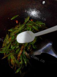 自制豆角炒肉做法图解8)
