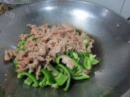 青椒里脊肉做法图解7)