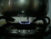 美味的双菇龙骨汤做法图解4)