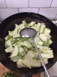 家常菜肉炒角瓜做法图解4)