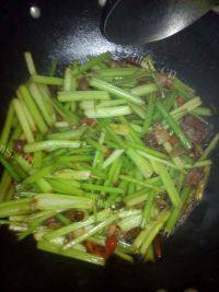 养颜的芹菜炒肉做法图解9)