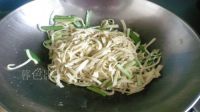 家常菜韭菜炒豆腐丝