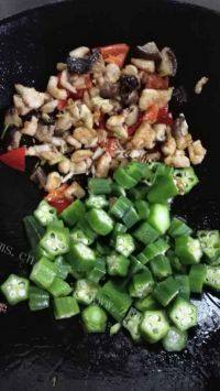 香菇鸡肉炒秋葵做法图解11)