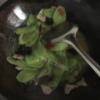 唇齿留香的莴苣炒肉片做法图解3)