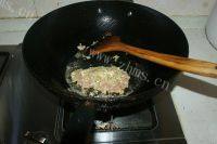 肉末炖粉条做法图解2)