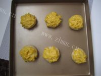 色泽鲜亮的菠萝包做法图解8)
