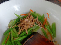 家常菜肉丝炒芹菜做法图解9)